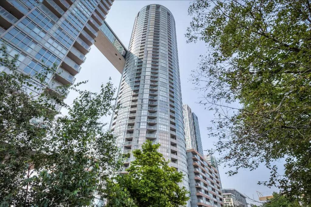 Lush Condo By Cntower - Free Parking Toronto Exterior photo